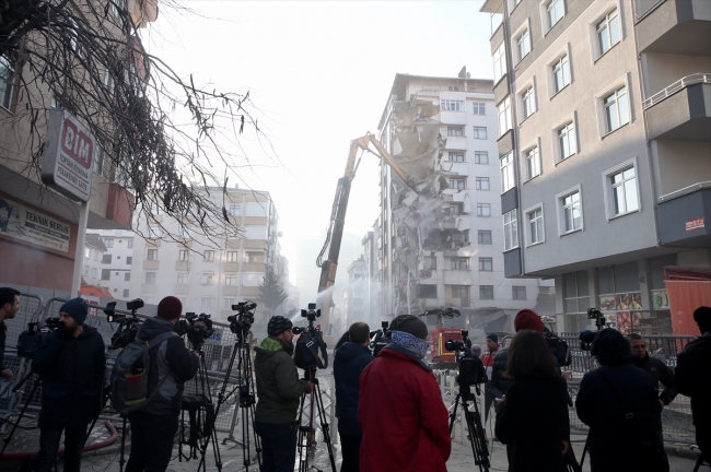 Kartal’da çökme tehlikesi olan diğer bina yıkılıyor