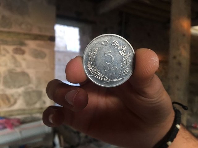Tarihi konağın kapı kirişinde 6 bin madeni para