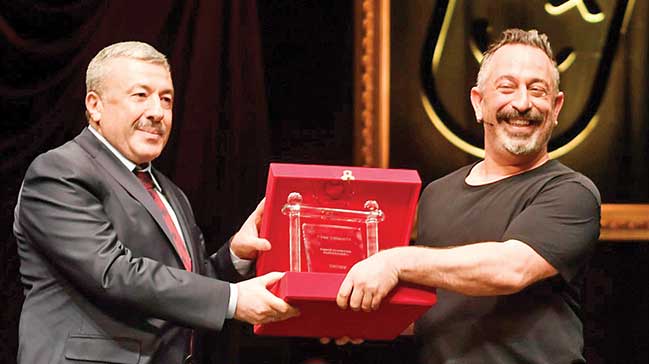 Cem Yılmaz Şehit çocukları için sahnede