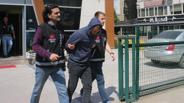Otomobil hırsızlarına dikkat! Çaldıkları aracı satarken yakalandılar.