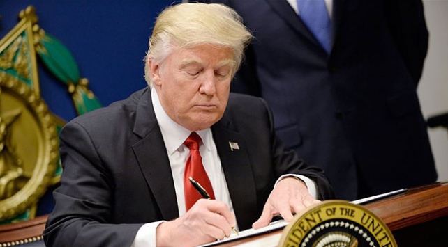 Trump İran’a yaptırım uygulanması için imzayı attı.