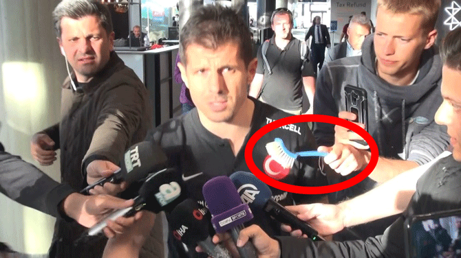 Çok şanslısın çocuk.. Emre onu farketseydi fırça ile mutlu bir ilişkin olurdu.