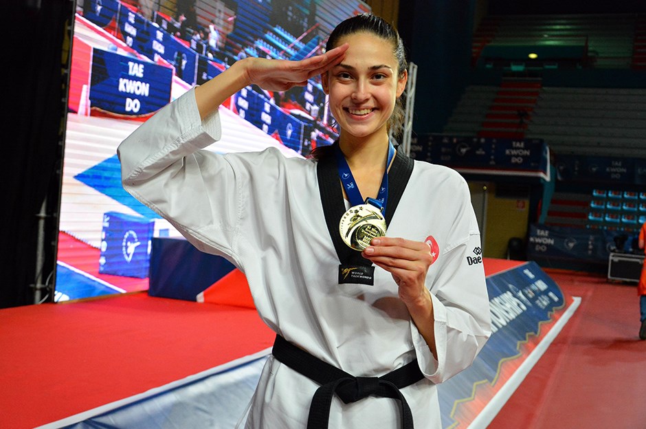 İrem Tekvando’da madalyayı kaptı Asker Selamını çaktı!