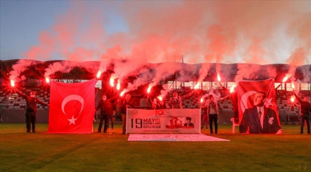Türkiye 19 Mayıs’ı Balkonlarda Kutladı
