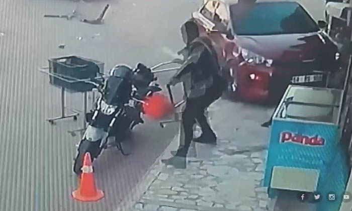 Aksaray’da vatandaş kontrolden çıkan otomobilden son anda kurtuldu