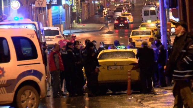 Fatih’te bekçilere ateş açıldı, saldırgan bacağından vuruldu.